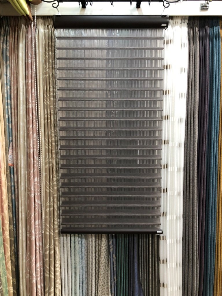 fuga調光ロールスクリーン充電式 展示品入荷 ニュース画像2